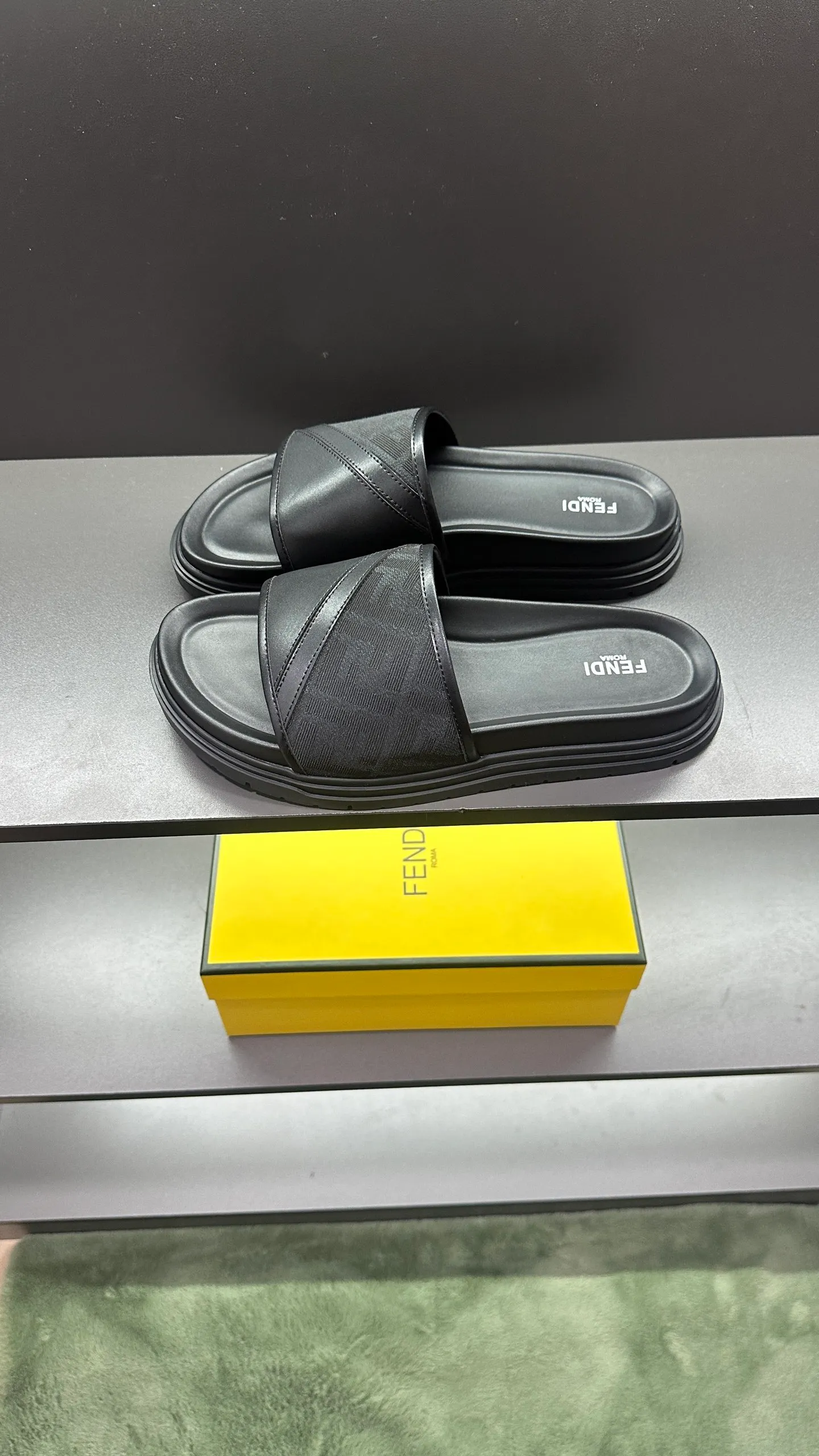 P300 [Fendi Slippers] High-end men's shoes brand, official website 1:1 latest masterpiece: original mold customization, fabrics made of imported original materials, upgraded outsole, lighter and non-slip. The market's top quality, simple yet tasteful, a must-have for fashionistas, fashionable at your feet, full of confidence, the same style at the counter 👍The season of summer slippers is here. Code: 38-45, 46 order